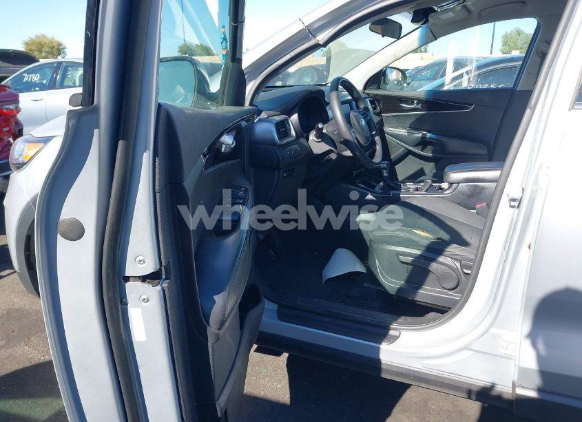 Photo 5 of 2019 Kia Sorento 2.4L LX (VIN 5XYPG4A39KG450852)