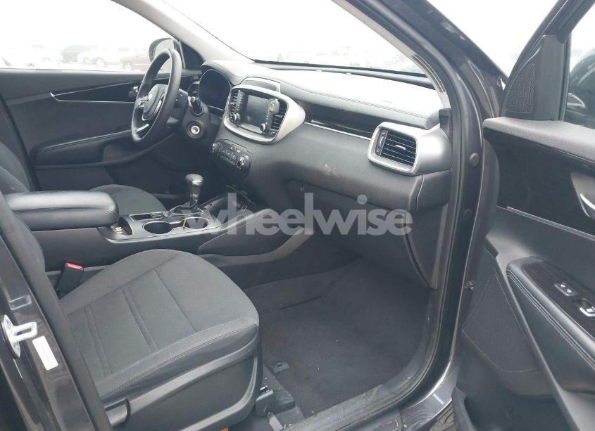 Photo 5 of 2019 Kia Sorento 2.4L LX (VIN 5XYPG4A39KG552622)