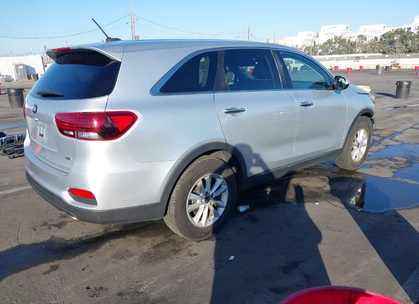 Photo 4 of 2019 Kia Sorento 2.4L L (VIN 5XYPG4A39KG575379)