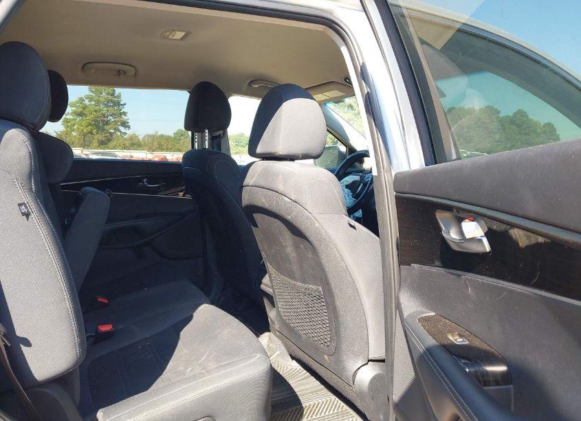 Photo 8 of 2019 Kia Sorento 2.4L L (VIN 5XYPG4A39KG578606)