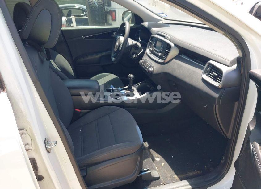 Photo 5 of 2016 Kia Sorento 2.4L LX (VIN 5XYPG4A3XGG028712)