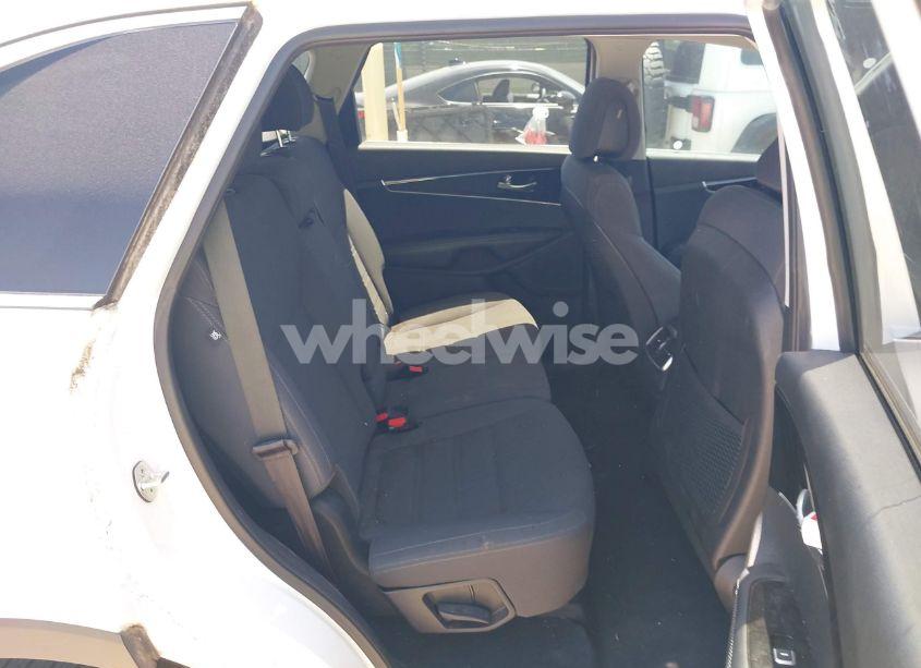 Photo 8 of 2016 Kia Sorento 2.4L LX (VIN 5XYPG4A3XGG028712)