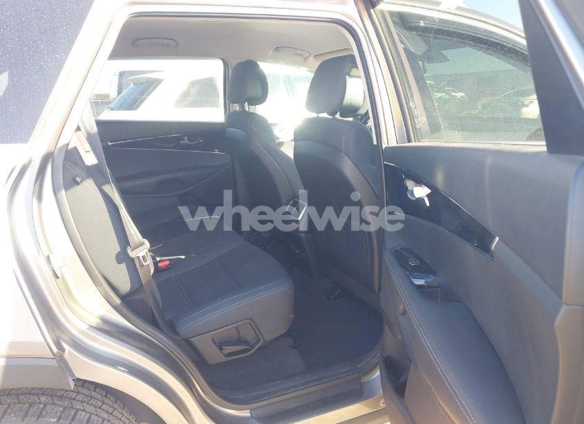 Photo 8 of 2016 Kia Sorento 2.4L LX (VIN 5XYPG4A3XGG106549)