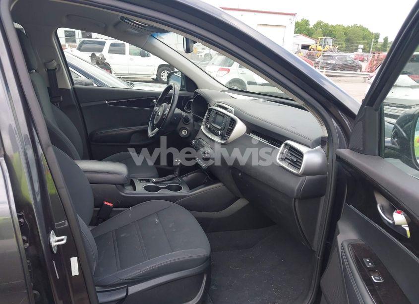 Photo 5 of 2016 Kia Sorento 2.4L LX (VIN 5XYPG4A3XGG117695)
