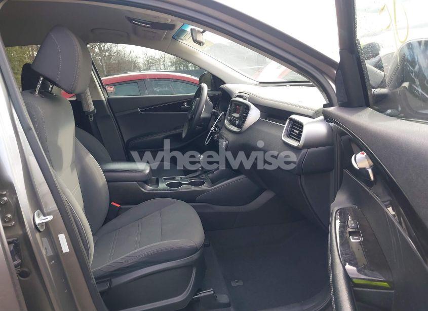Photo 5 of 2017 Kia Sorento 2.4L L (VIN 5XYPG4A3XHG205910)