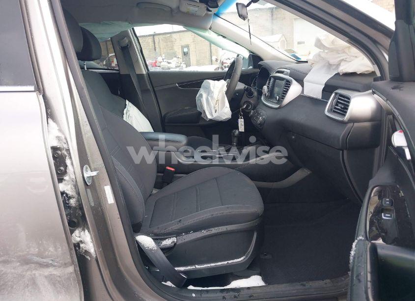 Photo 5 of 2018 Kia Sorento 2.4L LX (VIN 5XYPG4A3XJG371429)