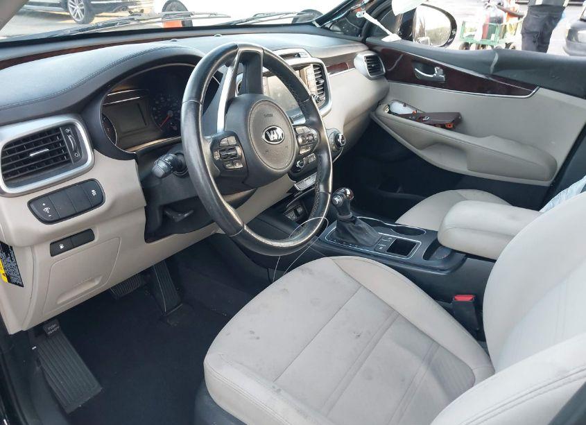 Photo 5 of 2018 Kia Sorento 2.4L LX (VIN 5XYPG4A3XJG419396)