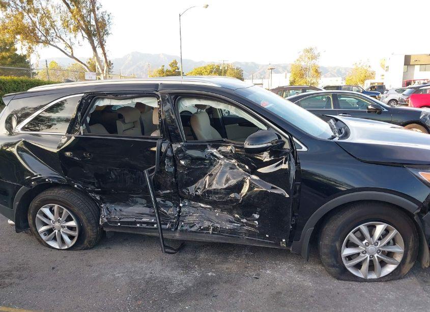 Photo 6 of 2018 Kia Sorento 2.4L LX (VIN 5XYPG4A3XJG419396)