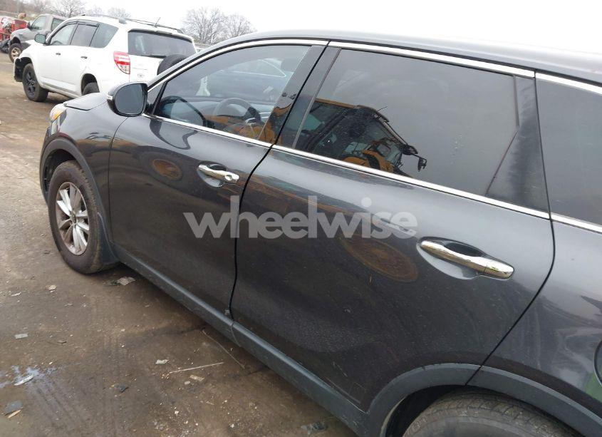 Photo 15 of 2019 Kia Sorento 2.4L LX (VIN 5XYPG4A3XKG480121)