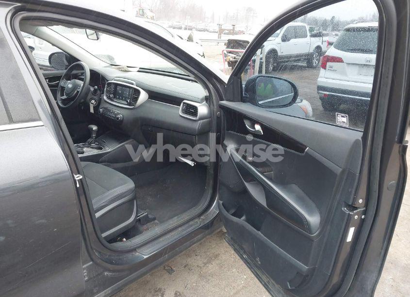 Photo 5 of 2019 Kia Sorento 2.4L LX (VIN 5XYPG4A3XKG480121)