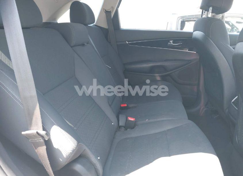 Photo 8 of 2017 Kia Sorento 3.3L LX (VIN 5XYPG4A50HG232597)