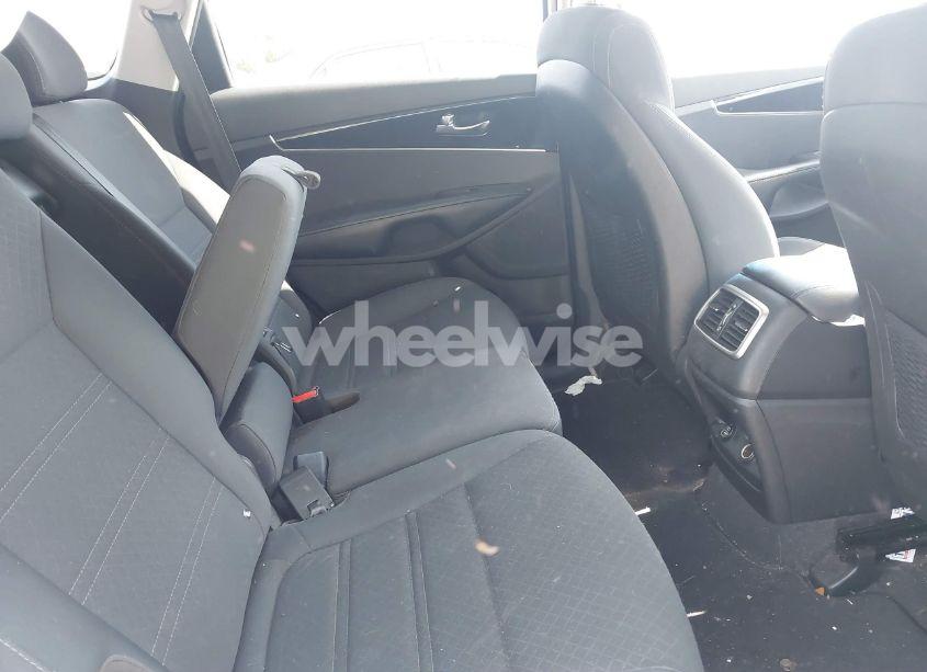 Photo 8 of 2018 Kia Sorento 3.3L LX (VIN 5XYPG4A50JG350705)