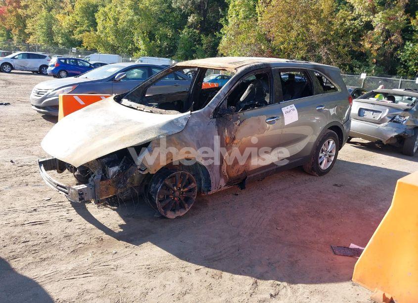 Photo 2 of 2019 Kia Sorento 3.3L LX (VIN 5XYPG4A50KG444679)