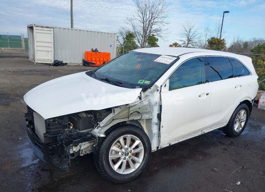 Photo 2 of 2019 Kia Sorento 3.3L LX (VIN 5XYPG4A50KG559055)