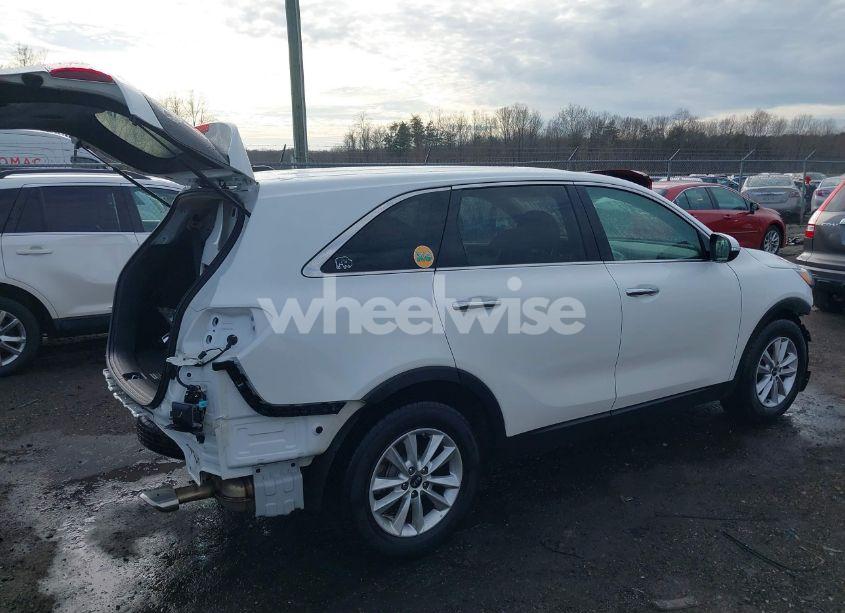 Photo 4 of 2019 Kia Sorento 3.3L LX (VIN 5XYPG4A50KG559055)