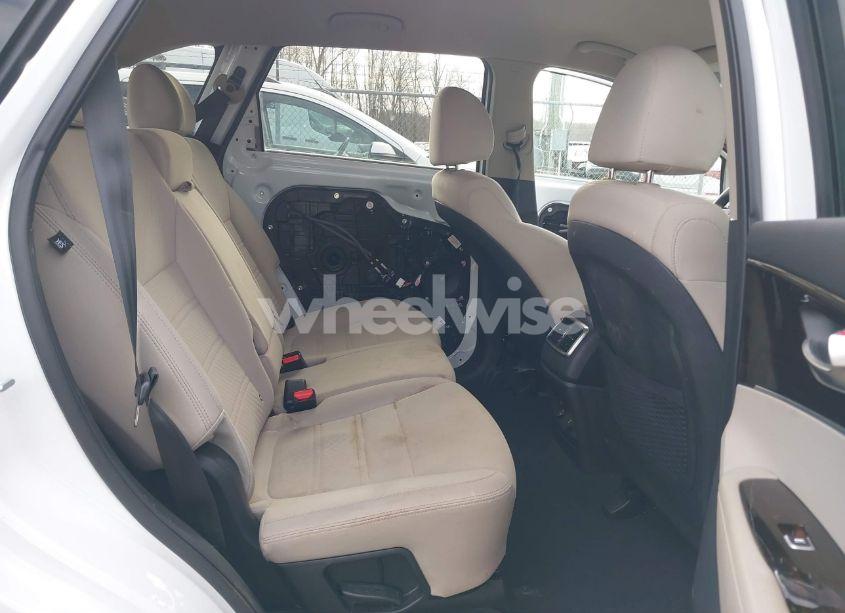 Photo 8 of 2019 Kia Sorento 3.3L LX (VIN 5XYPG4A50KG559055)