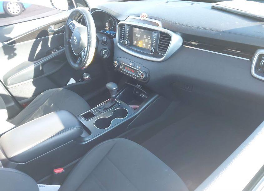 Photo 5 of 2019 Kia Sorento 3.3L LX (VIN 5XYPG4A50KG561033)