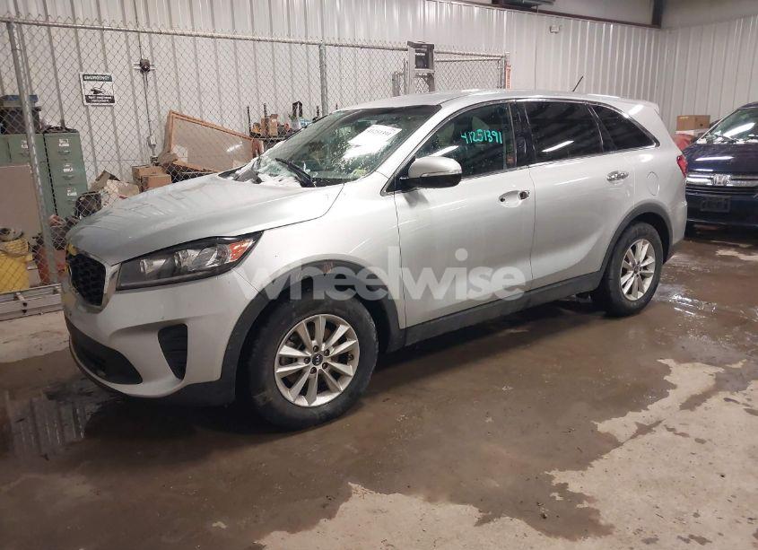 Photo 2 of 2019 Kia Sorento 3.3L LX (VIN 5XYPG4A50KG573408)