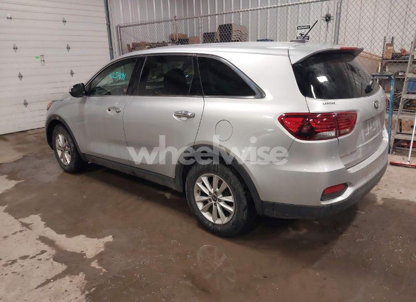 Photo 3 of 2019 Kia Sorento 3.3L LX (VIN 5XYPG4A50KG573408)
