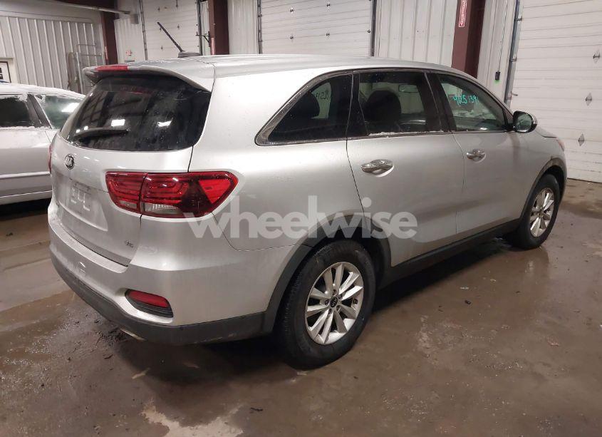 Photo 4 of 2019 Kia Sorento 3.3L LX (VIN 5XYPG4A50KG573408)