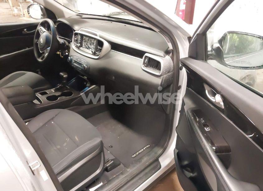 Photo 5 of 2019 Kia Sorento 3.3L LX (VIN 5XYPG4A50KG573408)