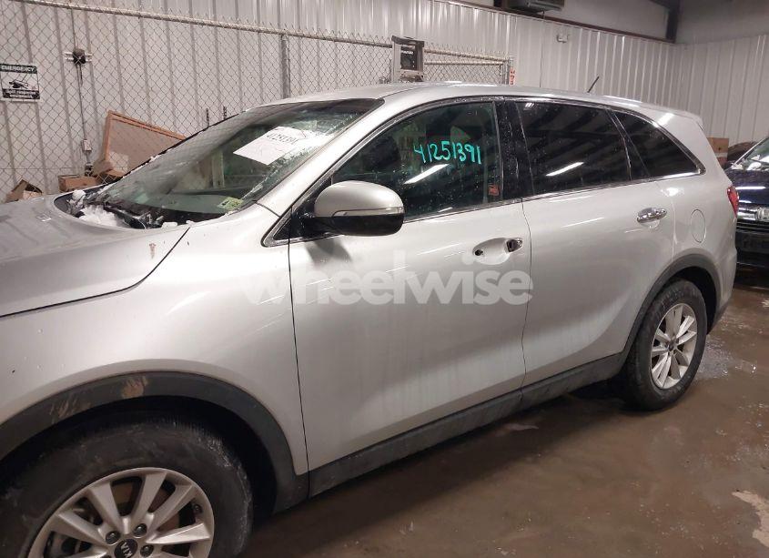 Photo 6 of 2019 Kia Sorento 3.3L LX (VIN 5XYPG4A50KG573408)