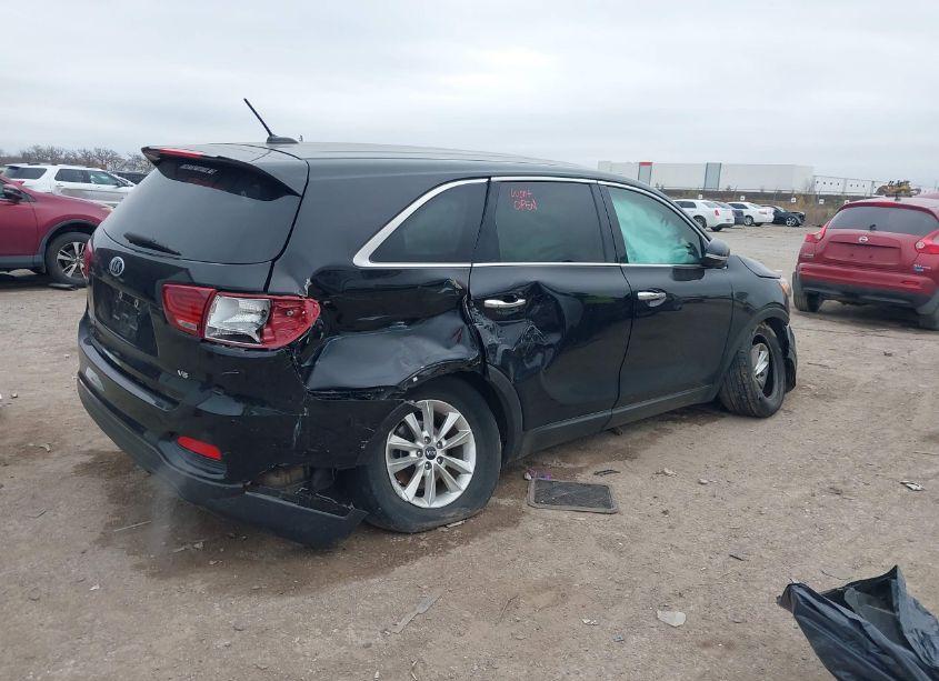 Photo 4 of 2019 Kia Sorento 3.3L LX (VIN 5XYPG4A51KG490327)