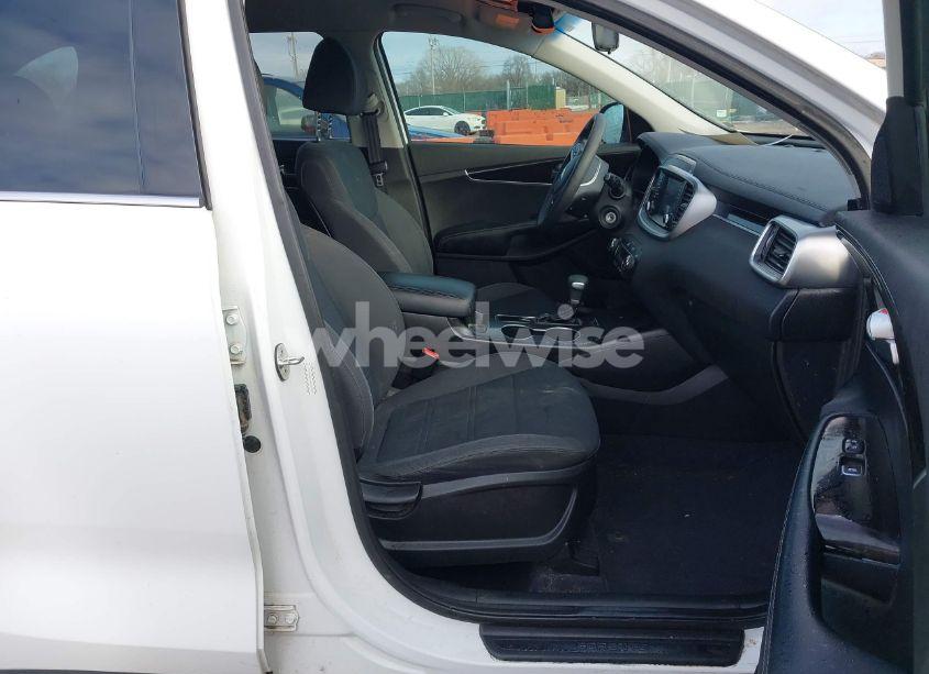 Photo 5 of 2019 Kia Sorento 3.3L LX (VIN 5XYPG4A51KG570873)