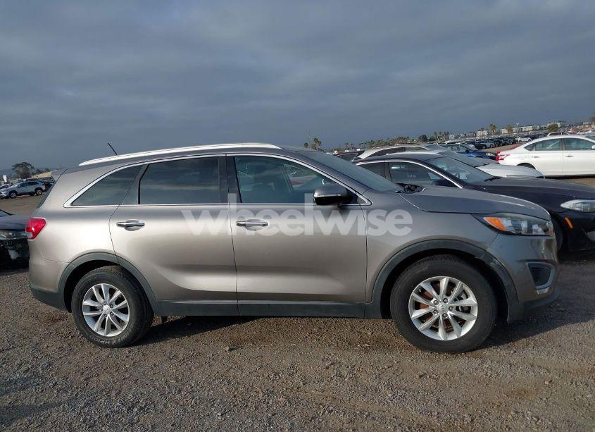 Photo 13 of 2017 Kia Sorento 3.3L LX (VIN 5XYPG4A52HG208916)
