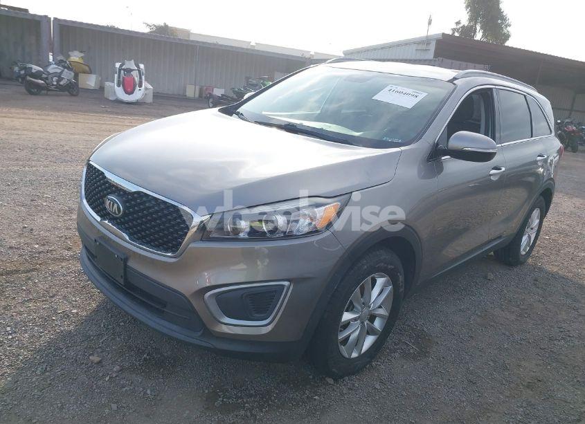 Photo 2 of 2017 Kia Sorento 3.3L LX (VIN 5XYPG4A52HG208916)
