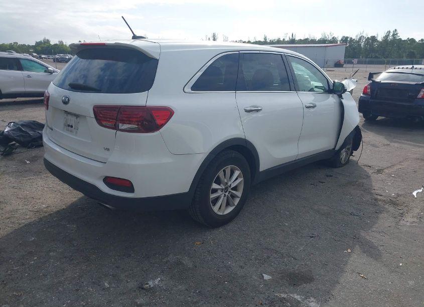 Photo 4 of 2019 Kia Sorento 3.3L LX (VIN 5XYPG4A52KG494371)