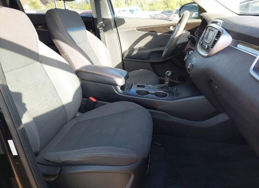 Photo 5 of 2016 Kia Sorento 3.3L LX (VIN 5XYPG4A53GG082970)