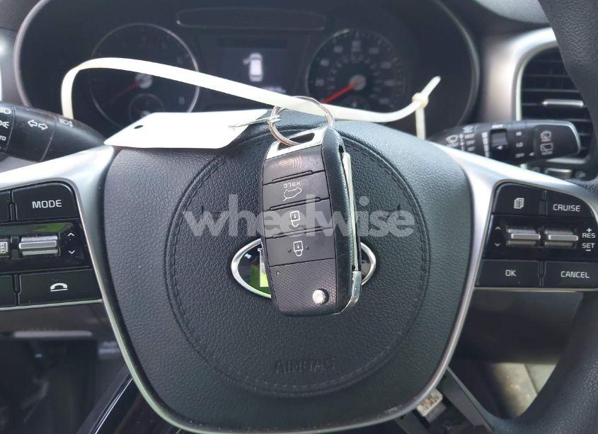 Photo 11 of 2019 Kia Sorento 3.3L LX (VIN 5XYPG4A53KG490586)