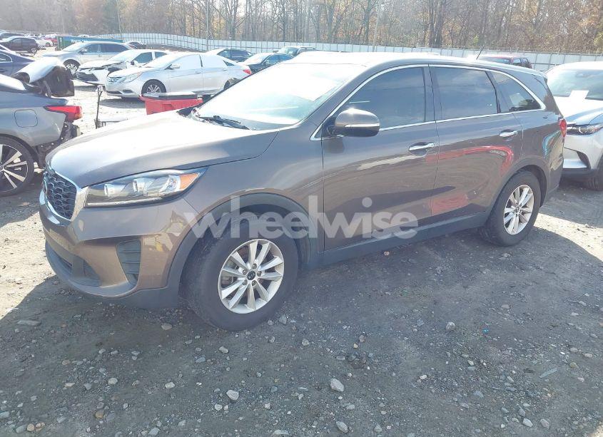 Photo 2 of 2019 Kia Sorento 3.3L LX (VIN 5XYPG4A53KG490586)