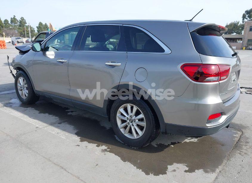 Photo 3 of 2019 Kia Sorento 3.3L LX (VIN 5XYPG4A54KG476373)