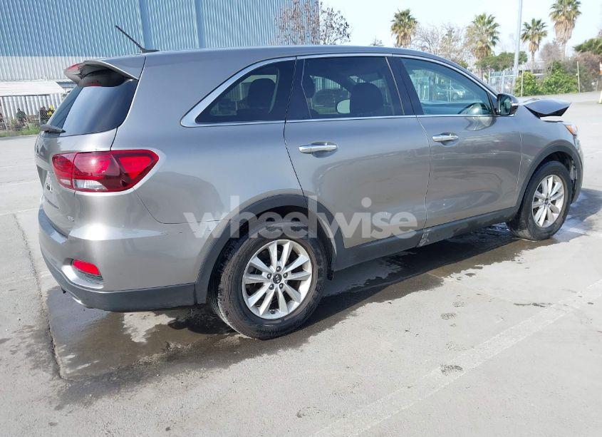 Photo 4 of 2019 Kia Sorento 3.3L LX (VIN 5XYPG4A54KG476373)