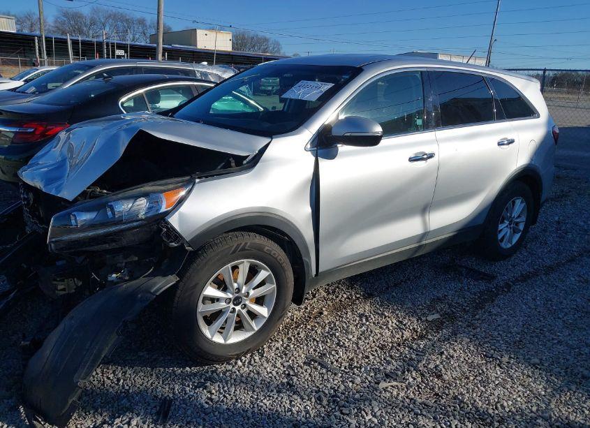 Photo 2 of 2019 Kia Sorento 3.3L LX (VIN 5XYPG4A54KG494565)