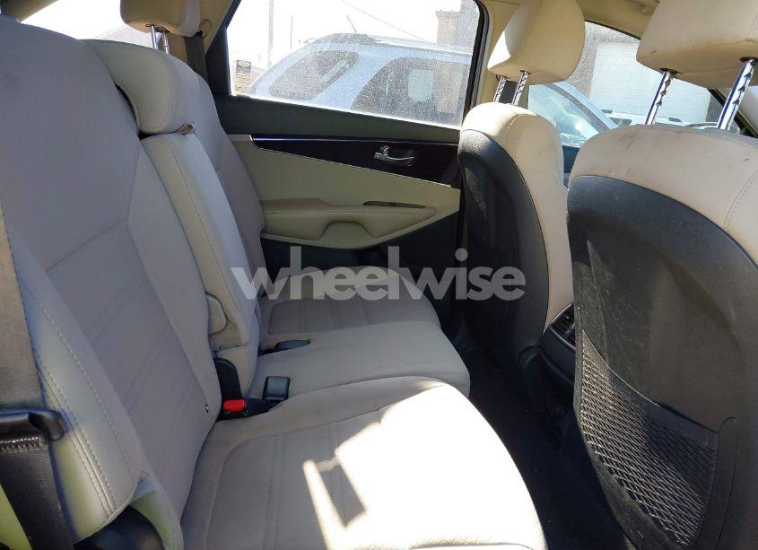 Photo 8 of 2019 Kia Sorento 3.3L LX (VIN 5XYPG4A54KG496168)