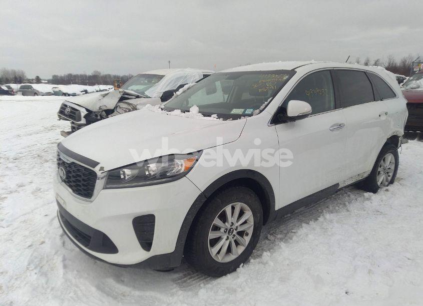 Photo 2 of 2019 Kia Sorento 3.3L LX (VIN 5XYPG4A54KG561519)