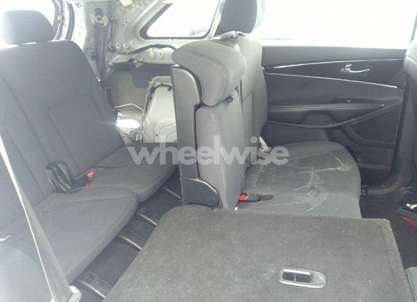 Photo 8 of 2019 Kia Sorento 3.3L LX (VIN 5XYPG4A54KG561519)