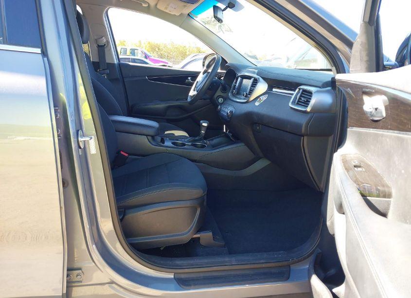 Photo 5 of 2020 Kia Sorento 3.3L LX (VIN 5XYPG4A54LG679930)