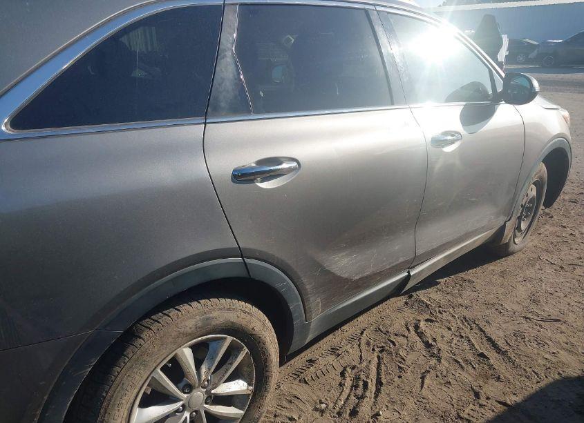 Photo 18 of 2016 Kia Sorento 3.3L LX (VIN 5XYPG4A55GG163159)
