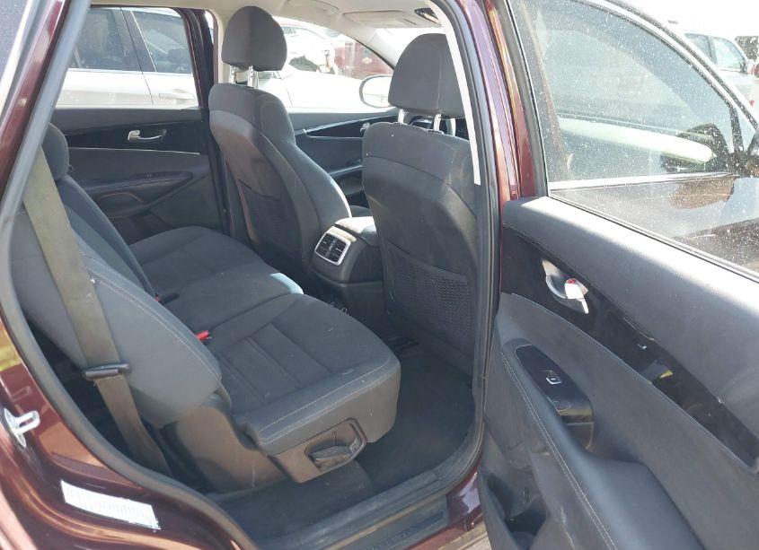 Photo 8 of 2018 Kia Sorento 3.3L LX (VIN 5XYPG4A55JG390147)