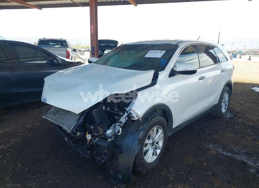 Photo 2 of 2019 Kia Sorento 3.3L LX (VIN 5XYPG4A55KG558127)