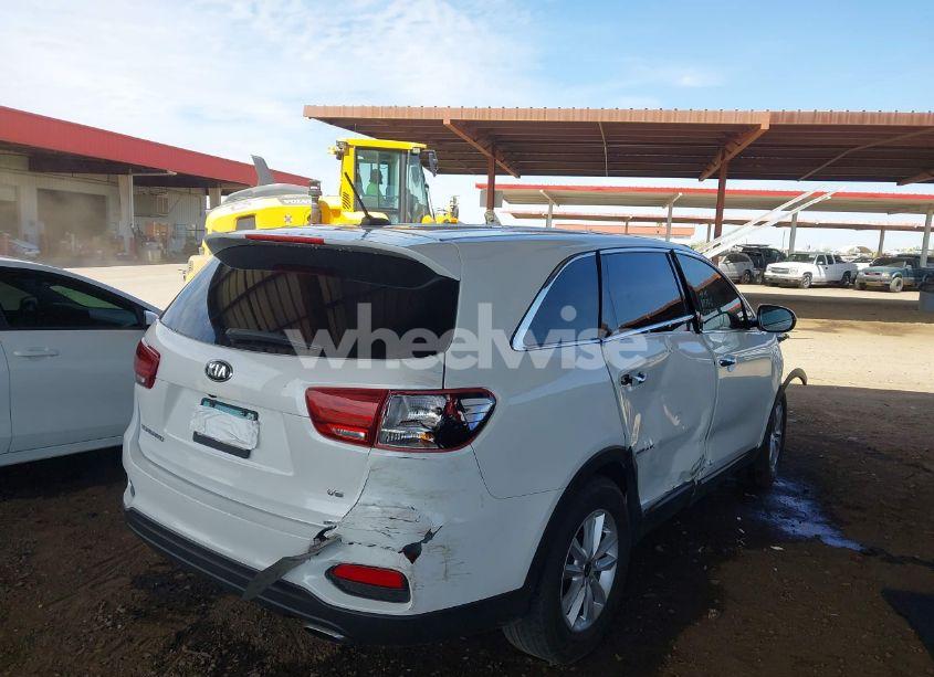 Photo 4 of 2019 Kia Sorento 3.3L LX (VIN 5XYPG4A55KG558127)