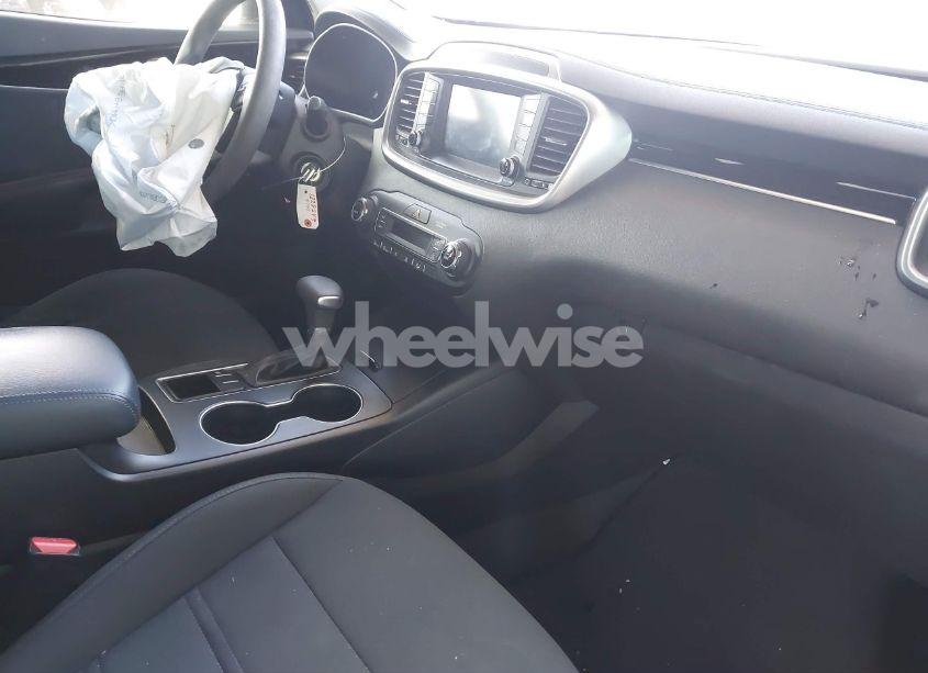 Photo 5 of 2019 Kia Sorento 3.3L LX (VIN 5XYPG4A55KG558127)