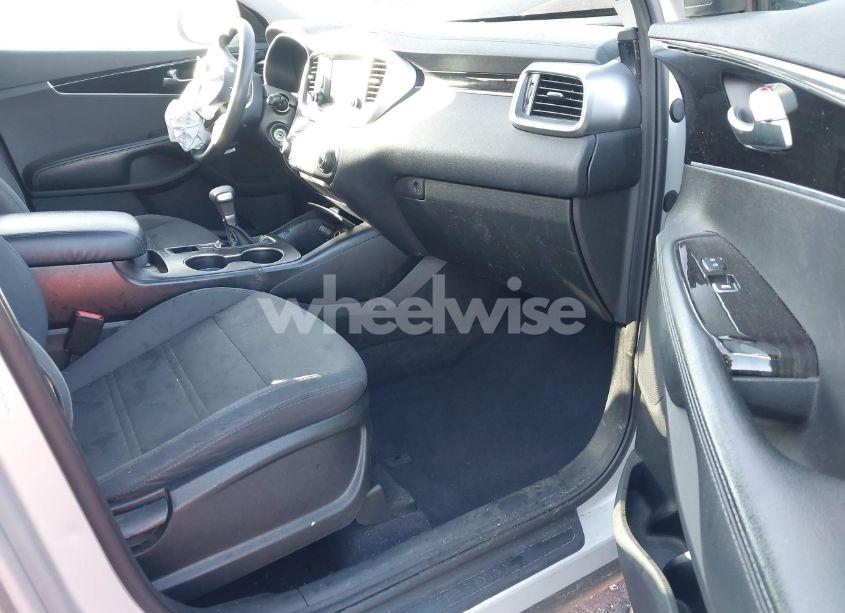 Photo 5 of 2020 Kia Sorento 3.3L LX (VIN 5XYPG4A55LG635273)