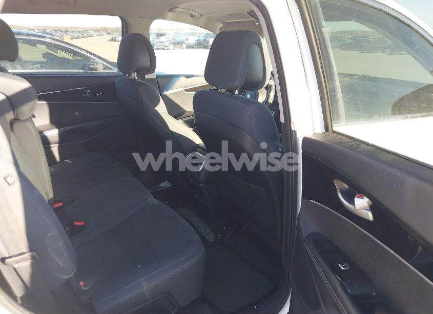 Photo 8 of 2016 Kia Sorento 3.3L LX (VIN 5XYPG4A56GG011777)