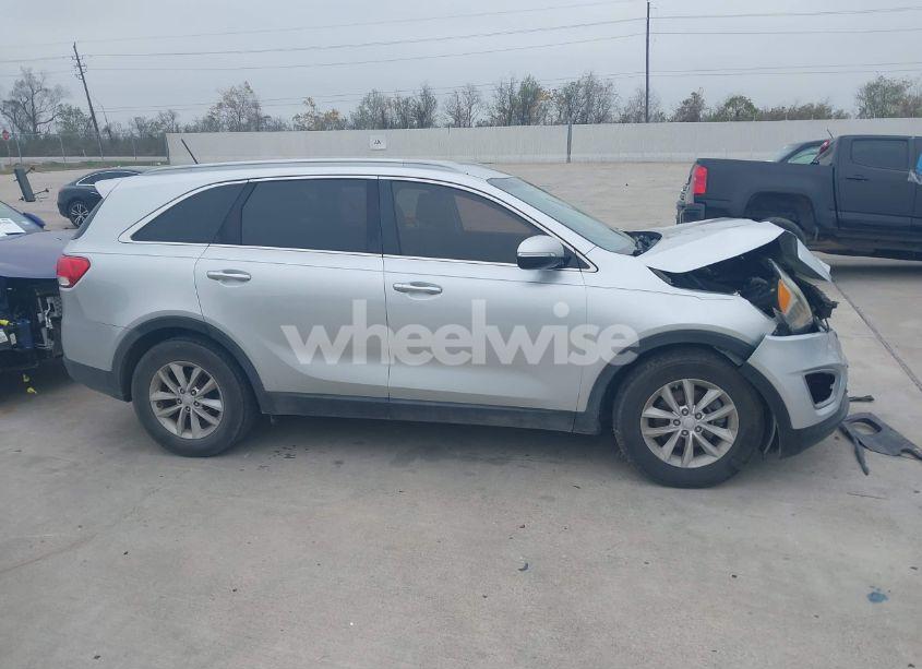 Photo 13 of 2017 Kia Sorento 3.3L LX (VIN 5XYPG4A56HG201659)