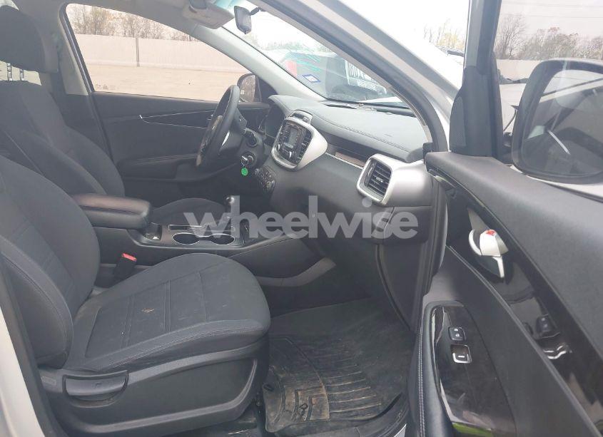 Photo 5 of 2017 Kia Sorento 3.3L LX (VIN 5XYPG4A56HG201659)